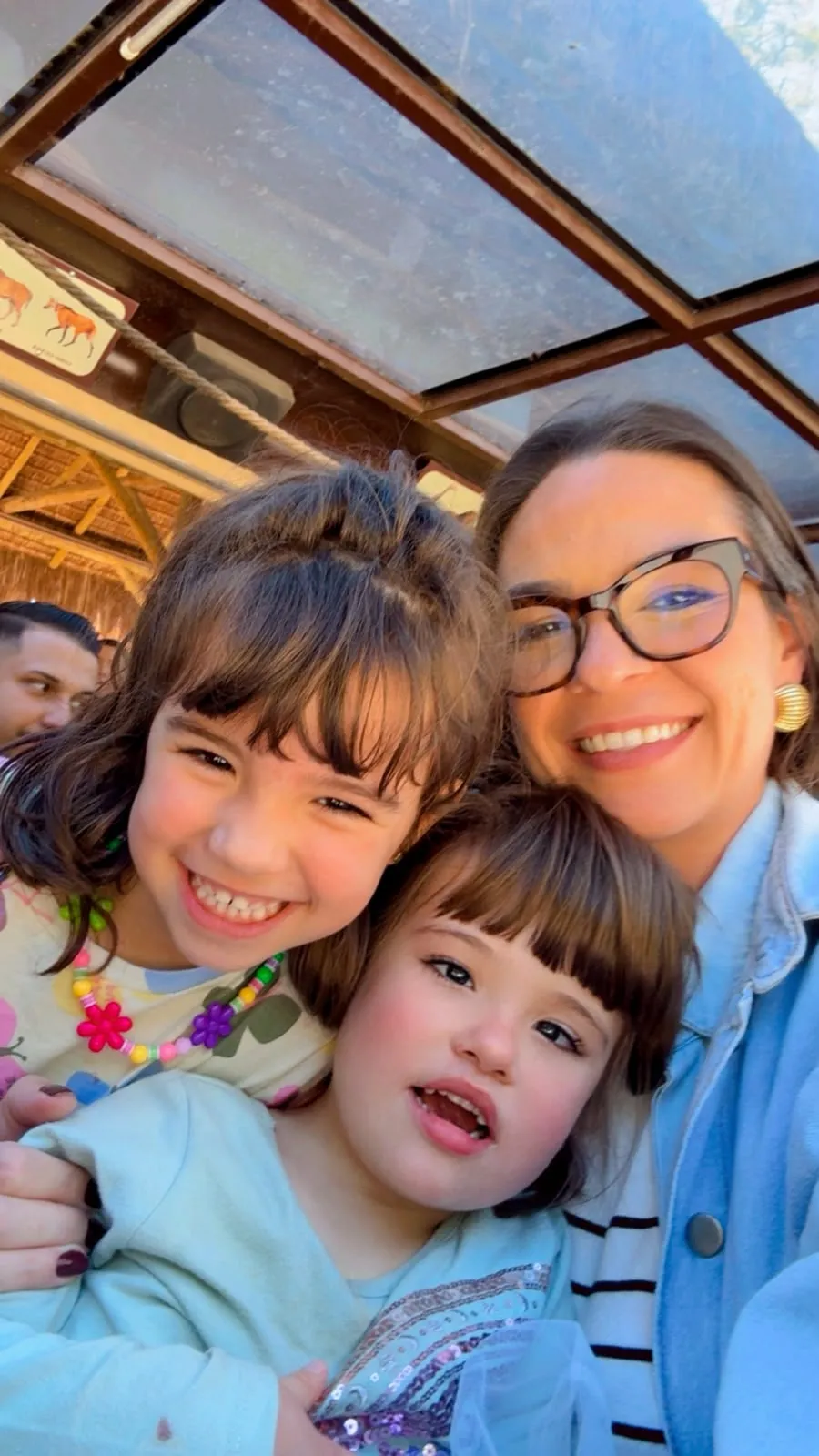 Nicole com as duas filhas em um passeio ao ar livre